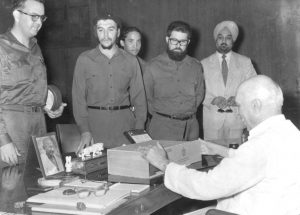July 1, 1959: Che Guevara (second from left), the charismatic revolutionary,  gifts Nehru a box of Cuban cigars. Photo:The Hindu Archives